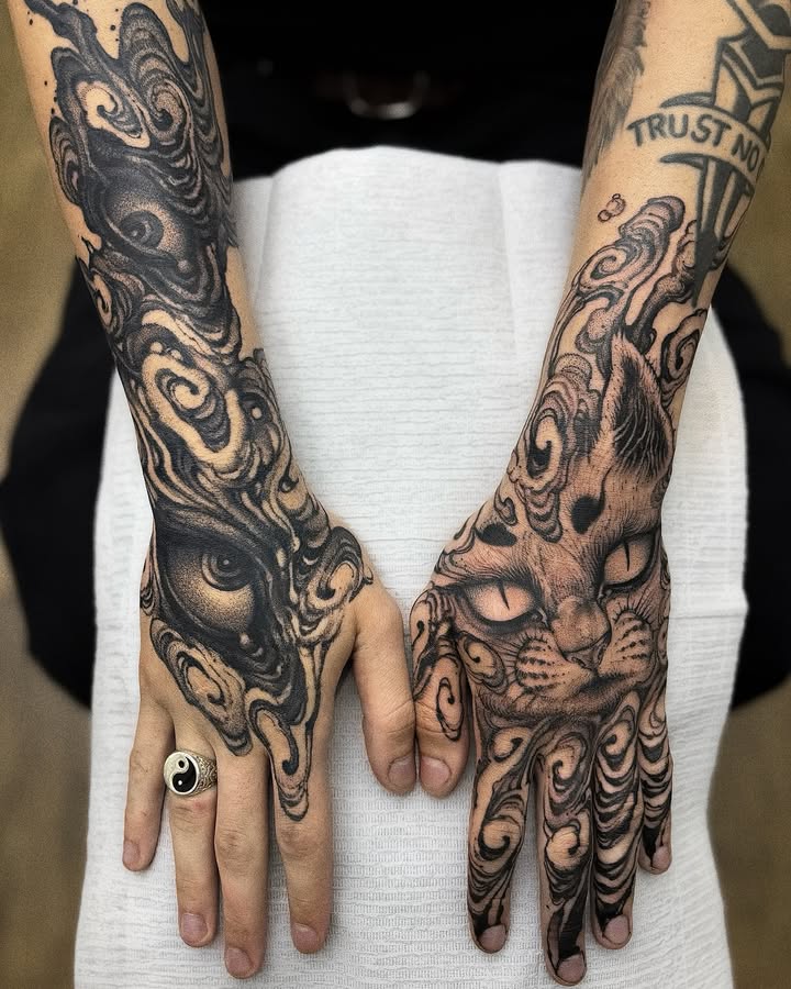 DOUBLE HANDS! Feito em dois dias consecutivos pro Arthur! Obrigado pela confiança e por aguentar firme do ínicio ao fim.
Quer ter uma tatuagem minha? Me manda um DM seguido da:
•SUA IDÉIA (com referências)
•ÁREA DO CORPO (com foto)
•TAMANHO em CM (ou circular a área)
Obrigado à todos que acompanham o meu trabalho!