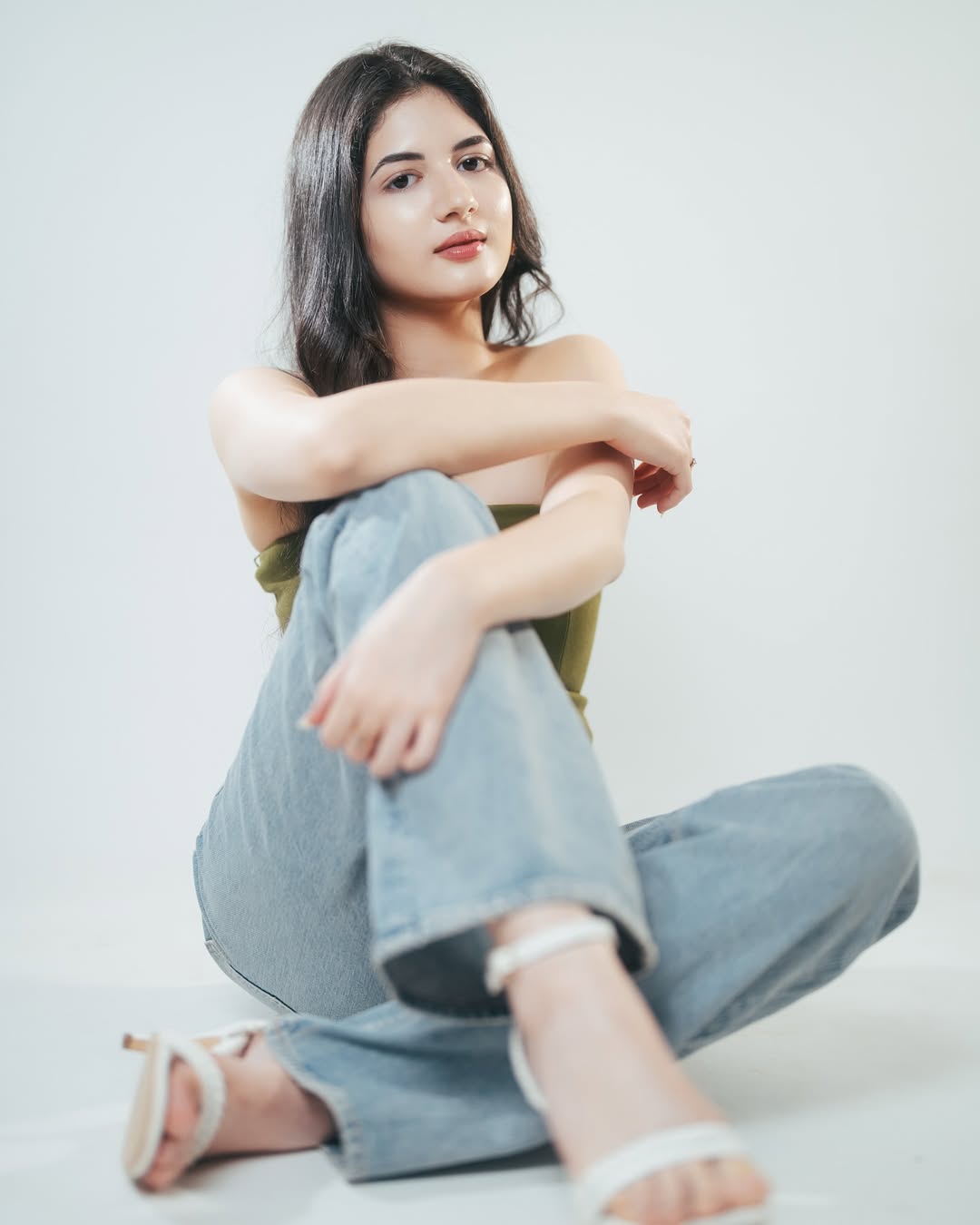 She’s got 99 skills, and being basic ain’t one ✨💁♀️
.
.
.
HMU: @makeupbyakshar
Shot & Edited by: @drkpictures_and team
Styled by: @ootb_outofthebox_
Concept and execution by:- @suriya_jain
#harshaalimalhotra #harshaali #photoshoot #UnapologeticallyHer #GlamGameStrong #ConfidenceQueen