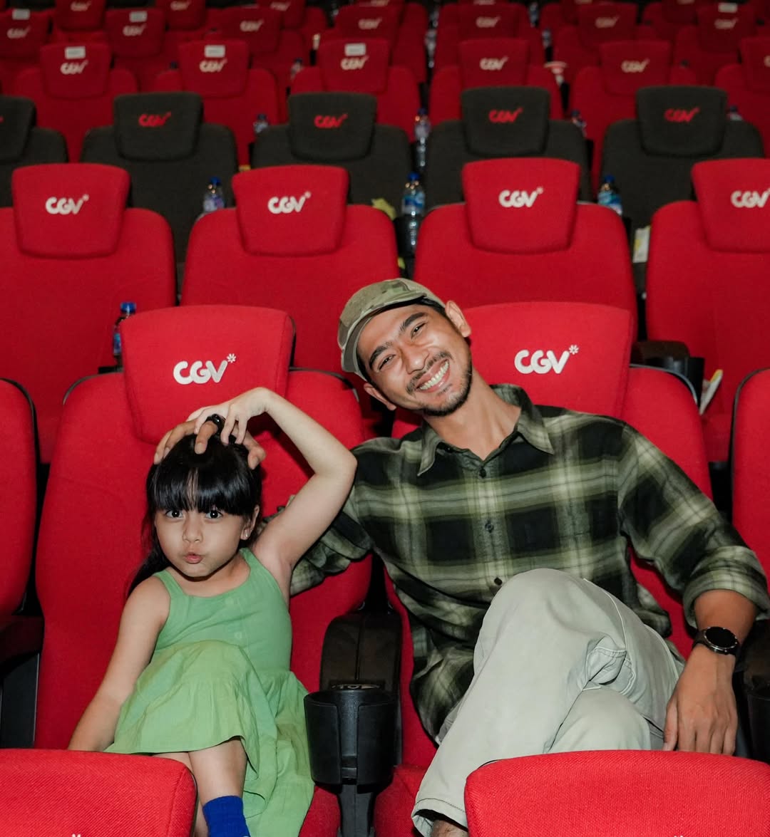 Siapa yang suda bertemu sama kami? Yang belum, yuk merapat ke bioskop.mumpung masih libur. Jngan lupa bawa tissue. Takutnya flu hhee
“Sayap sayap patah 2 olivia”