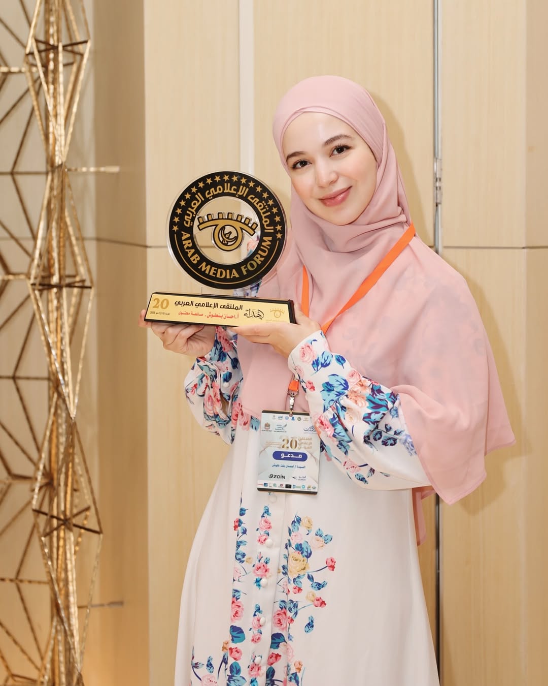 تشرفت بالمشاركة كمتحدثة في الدورة العشرين من الملتقى الإعلامي العربي في دولة الكويت العزيزة، والذي جاء هذا العام تحت عنوان “تحديات الإعلام في ظل التطور التكنولوجي والتحول الرقمي”، متزامنًا مع اختيار الكويت عاصمةً للثقافة والإعلام العربي.
شهد الملتقى حضور وزراء إعلام، وشخصيات بارزة، وإعلاميين، وأكاديميين، وصناع محتوى من مختلف أنحاء الوطن العربي، مما أتاح مساحة غنية لتبادل الرؤى والأفكار.
في مداخلتي، تطرّقت إلى مسؤوليتنا الجماعية وخصوصاً كصناع محتوى تجاه ما نشاركه عبر وسائل التواصل الاجتماعي، وضرورة أن نختار بعناية ونراعي المحتوى الذي نقدمه لجمهورنا، خاصةً في ظل وجود أطفال ومراهقين يتأثرون بما يشاهدونه.
كما دعوت إلى العمل على وضع أطر وتنظيمات تضمن فضاءً رقميًا أكثر وعيًا وأمانًا لأبنائنا في هذا العصر المتسارع.
ملاحظة:
تجدون سؤالي للأستاذ مصطفى حسني موجود في المقطع الرابع، وردّه يأتي في المقاطع التالية ضمن نفس المنشور (يتضمّن أربع فيديوهات)
كل الشكر والتقدير لوزارة الاعلام بالكويت
@moinformation
ولجميع القائمين على هذا الملتقى، وعلى رأسهم الأمين العام للملتقى الأستاذ
@madialkhamees
@arabmediaforum
على حسن الضيافة والاستقبال.
تصوير المبدع 📸: @a.sframes
#الملتقى الاعلامي العربي #احسان_بنعلوش #الكويت #المغرب