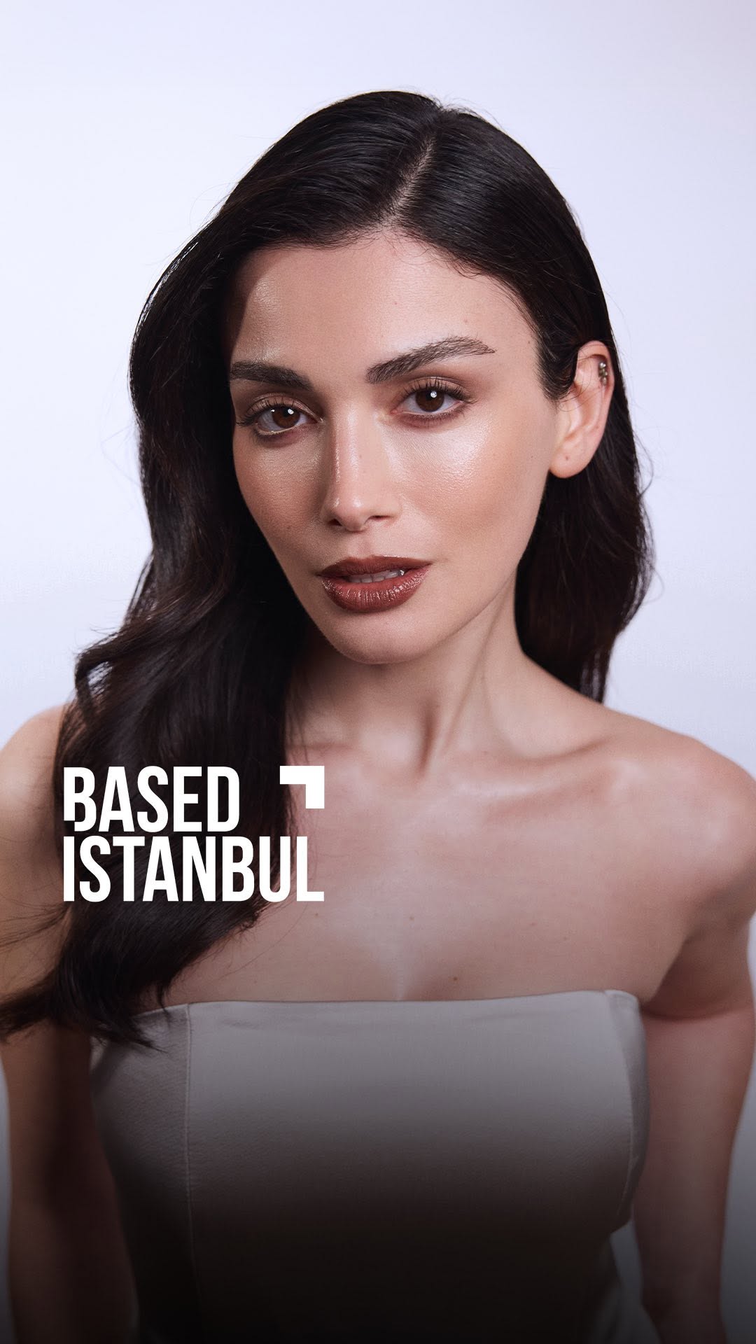 Güzellik, sadece dış görünüşle sınırlı değil; kendini iyi hissetmek, aynaya her baktığında iç huzurunu görmekle ilgili. @ozgeyagizz için ise güzellik, doğallığı koruyarak en iyi halini ortaya çıkarmak. Yoğun temposunun içinde bile, mesleğinin getirdiği sorumlulukla cilt bakımına ayrı bir özen göstermek onun için aynı zamanda bir ritüel. Peki, kusursuz görünen cildinin ve ışıltılı güzelliğinin ardındaki sırlar neler? Estée Lauder’in tek damlasında yedi etki barındıran formülüyle Advanced Night Repair Serum ve yoğun temposunda kendine ayıracağı birkaç dakika.
#basedistanbul x @esteelauderturkiye
#1Serum7MucizeviEtki
Talent @ozgeyagizz
Creative Direction by @duygubengi
Directed by @yagizyesilkaya
Photographed by @karademirburcu
Styled by @bircenazkos
Make-up by @zeynepdombaycioglu
Hair by @mustafa_akguul
DoP @kemalctnky0
Gaffer @okanatas
A Creative Production by @bicreative
Head of Production @yagmuryildiz2.0
Assisted by @aliaydinustaoglu
Lighting Team Ali Şimşek
Photo Assistant @ffurkanirmak
Hair Assistant @enesakizci
Makeup Assistant @valbona.shaban
Camera Assistants @aalpblt
Focus Puller @furkan.kahramaan
Styling Assistant @berfukarakayali
PR Agency @lappartistanbul
Special Thanks to @tendreco
#1Serum7MucizeviEtki #GeceninMucizeviEtkisi
#isbirligi
Özge wears PJ’s by @intimissimi
Corset and pants by @itmfl_official
Earrings by @foenjewelry