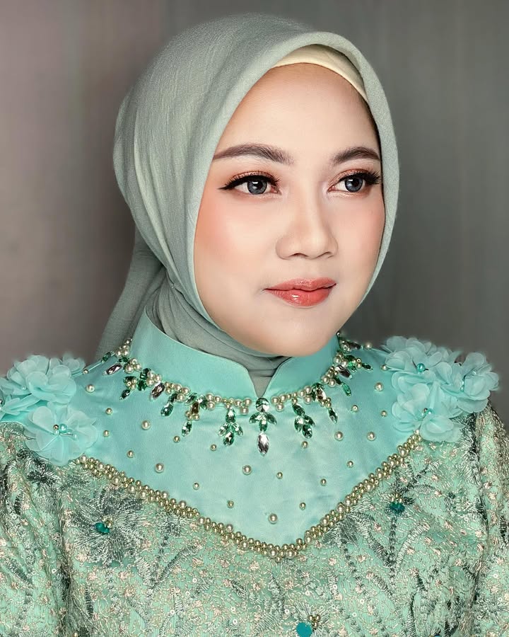 Engagement 💚 ANISA ✨
.
Complexion : @muaq.id @chanelofficial
Eyebrow : @browit.id
Highliter : @diorbeauty
.
Makeup @nazrenchenmua
Hijabdo @hijabdobyvelsa
#MUAmalang #nazrenchenmua #makeupartistmalang #graduationmakeupmalang #makeupwisudamalang #muamalangrecommended #makeuplamaranmalang #periasmalang #partymakeupmalang #makeupmalangmurah #preweddingmakeupmalang #weddingmakeupmalang #hairdomalang #muamalang #makeupsurabaya #makeupbanyuwangi #weddingmalang #makeuppengantin #makeuppengantinmalang #makeupflawlessmalang #makeupmalang