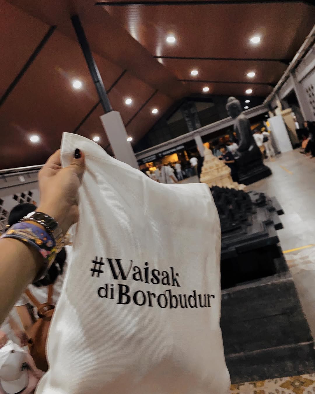 “Jika kamu ingin menghentikan penderitaan, berhentilah menginginkan hal-hal yang tidak kamu miliki dan bersyukurlah atas apa yang kamu miliki” - Gautama Buddha
Serba serbi #waisakdiborobudur
Semua harus dirayakan! Happy Vesak Day!
