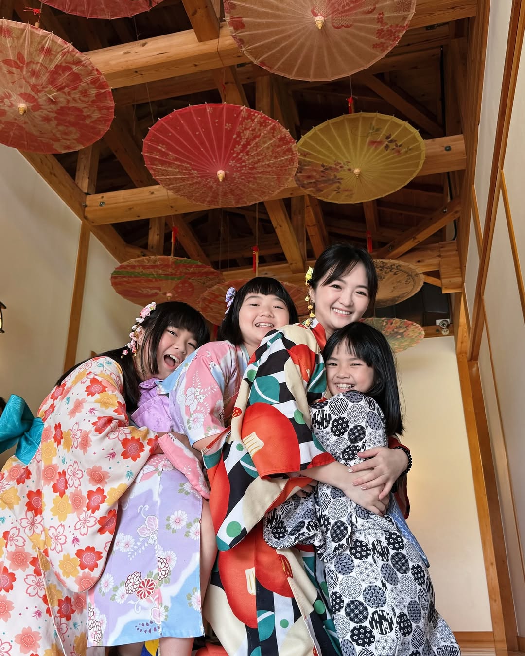 人生過了第12個母親節
也謝謝妳們包容
走過12個生肖常常在key 肖的母親
老話一句
不管妳們在外面遇到什麼事
媽媽永遠都會在沙發上等妳們
認真傾聽 尊重 包容 理解 支持
努力當一個最適合妳們的媽媽
讓我們一起情緒穩定的度過每個春夏秋冬~
愛妳們💖💖💖