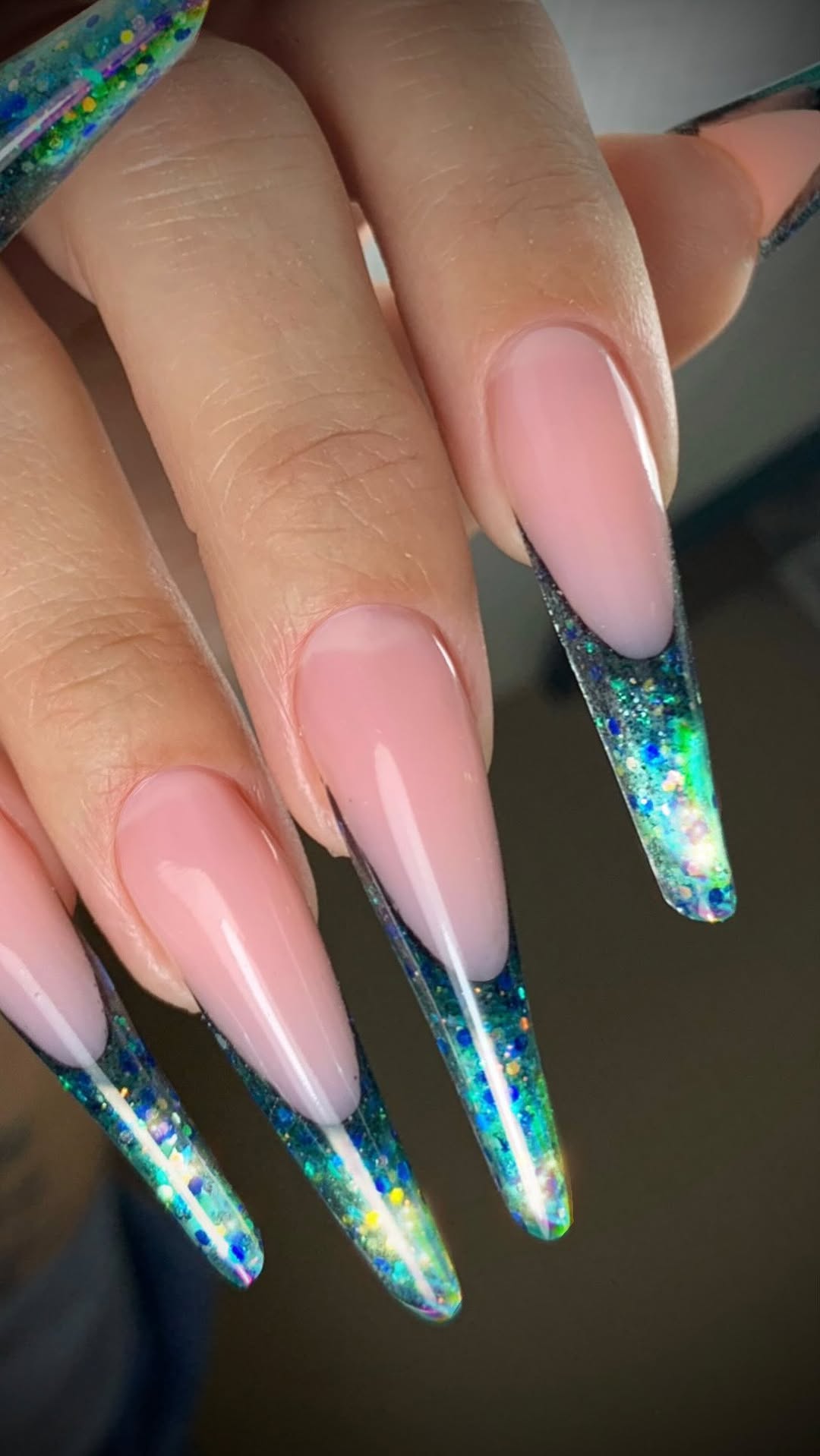 Любимая моделирочка 🥰😉кому красивых ногтей ?