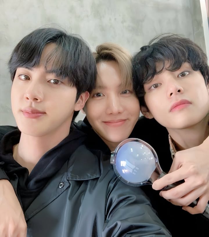 “Chasing vibes with my crew ✌🏻💜
#bts #jimin #jhope #jin