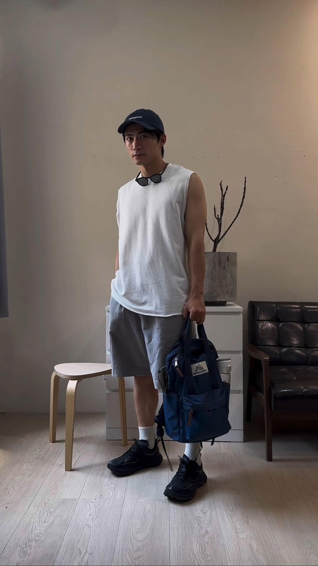 #chuckvoyage
休息了一陣子,
最近都在外面微旅行逛逛,
多看看平常看不到的人、事、物,
最近這樣子的生活還蠻喜歡的吧!
別再滑手機了~
夏天到了!
記得減肥、擦防曬、去旅行!
最近微旅行從原本的 Gregory 黑包換到另一個藍包,
根本愛牌😎
(我朋友還要跟我借出國背???
🧢/ #patagonia
👜/ #gregory
👟/ #hoka