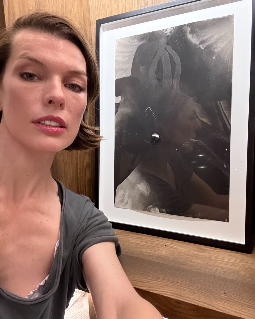 I’m so honored and proud to have received this incredible piece of artwork from Steve Clark @sfc__art! It’s so dark and mysterious, kind of like me😉 well sometimes. You guys don’t see that side on here😂. Thank you to the amazing @petermakebish for showing it to me and getting Steve and I in touch! I love nothing more than to support artists and Steve is definitely one to watch! Sorry about the reflections, but I can’t take it out of its frame to do it justice because you truly need to stare into it to see the amazing details.✨✨✨