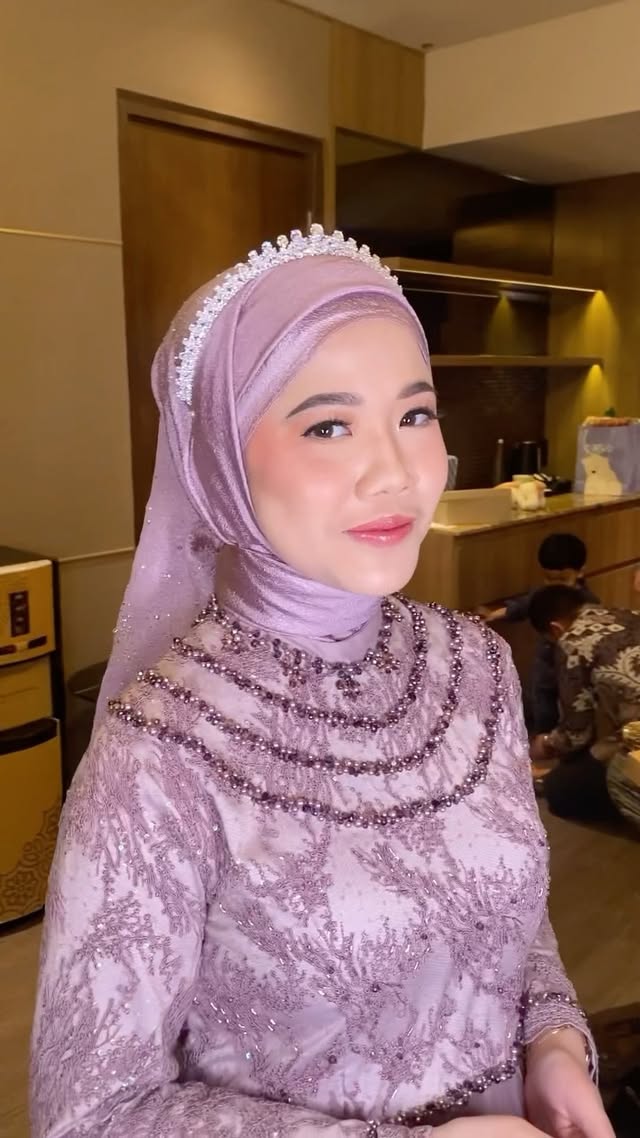 Thankyou mam @lynn_lamour @lamourskincareofficial @official.herbalov
.
Makeup by @nazrenchenmua
Hijabstylist @ecckayu_hijabhairdo
.
Nazrenchen Makeup Artist
Adress : Grand Villa Dau Blok C no. 6 Dau, Malang
Phone : 081234555115
____________________________________________
- Wedding Makeup
- Modern Wedding Makeup
- Traditional Wedding Makeup
- Prewedding Makeup
- Engagement Makeup
- Graduation Makeup
- Party Makeup
- Fashion Makeup
- Photoshoot Makeup
- Maternity Makeup
- Natural Makeup
- Hijabdo
- Hairdo
_____________________________________________
#MUA #MUAmalang #nazrenchen #makeup #makeupartistmalang #graduationmakeupmalang #makeupwisudamalang #muamalangrecommended #makeuplamaranmalang #periasmalang #partymakeupmalang #makeupmalangmurah #preweddingmakeupmalang #weddingmakeupmalang #hairdomalang #muamalang #makeupsurabaya #makeupbanyuwangi #makeuptunanganmalang #weddingmalang #makeuppengantin #makeuppengantinmalang #makeupflawlessmalang #makeupmalang