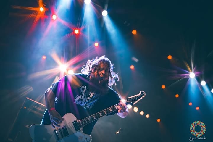 Nice pics from @headbangersballsfest 🤘
Photos by @yngwie.vanhoucke
@desertfest_berlin coming up next week! 🔥
#dozerlive #heavymusic #driftingintheendlessvoid #bluesfuneralrecordings #soundofliberation