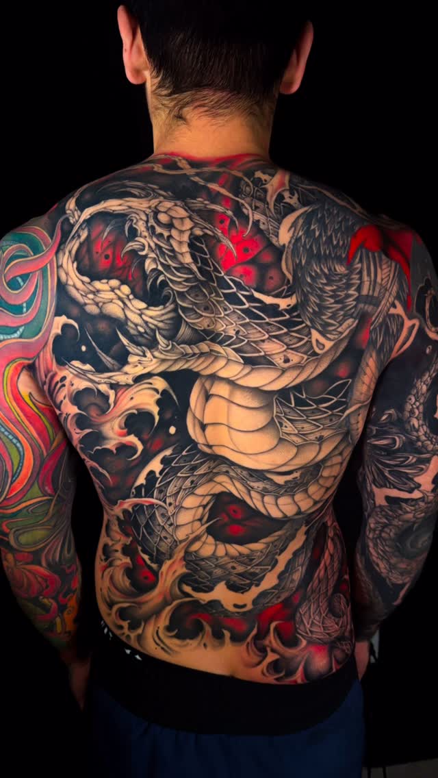 Espalda terminada para mi amigo @micheljeanbass muchas gracias por la confianza bro 🔥🤘🏻
@zitacartuchos @ouoglobal
.
#tattoos #blackworkerssubmission #tattoo #tatuajes #tatuaje #blackworktattoo #snake #fullbacktattoo #snaketattoo #horrortattoo #onlyblackwork #blacktattoo #tattooartist #tatuadoresmexicanos #blackworkers