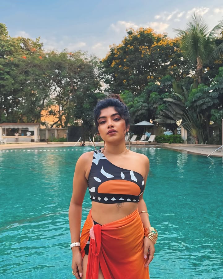 Felt cute, might swim later 😎💁🏻♀️
#swim #day #bikini #pool #waterbaby #chilling #love 🌻