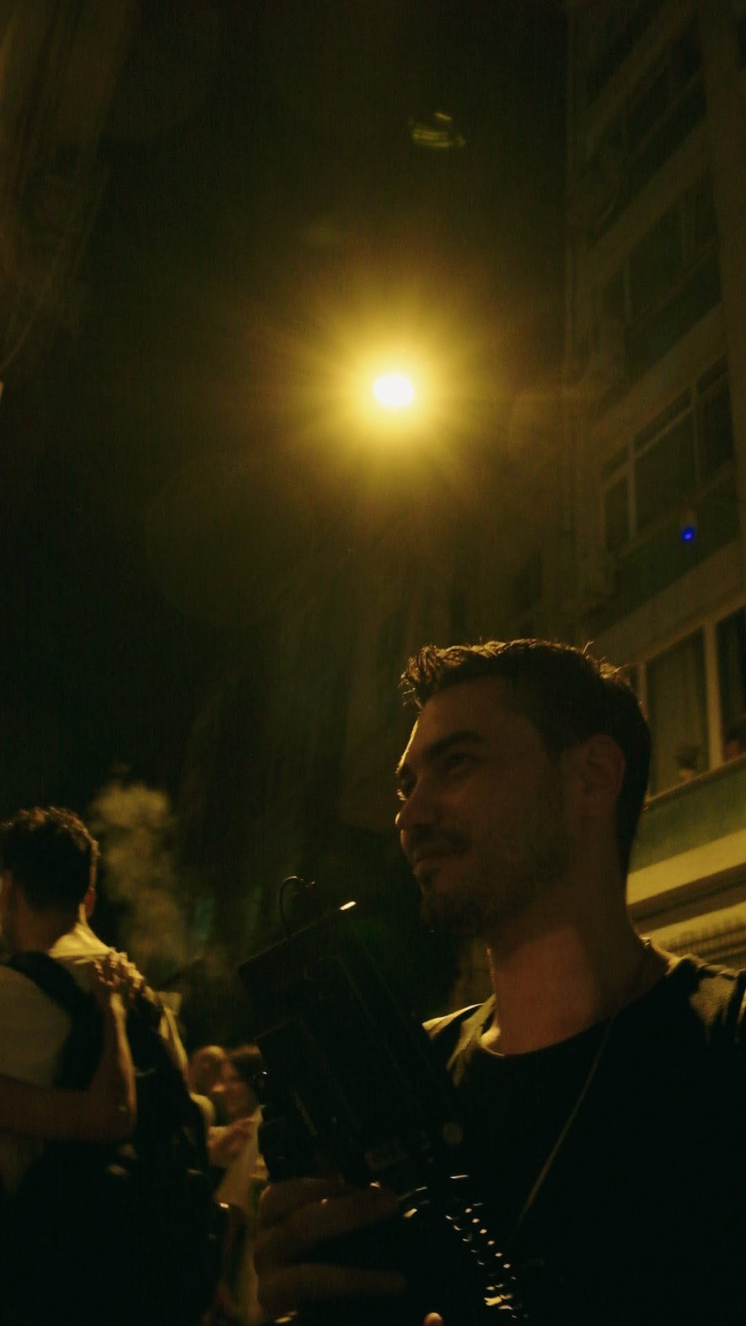 Bir akşam Kadıköy’de gezerken giyimi oldukça ilgi çekici bir beyefendiye rastladım ve onun sokak fotoğrafını çekmek için talepte bulundum, 🤝🏼 beyefendi çok kibarca isteğimi kabul etti ve ortaya bu göz kamaştırıcı görüntüler çıktı. 🥰
#streetart #streetphotography #streetvibes #kadikoy #istanbul