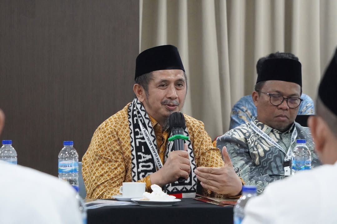 Pemimpin Umum Wahdah Islamiyah Dorong Persatuan Ulama untuk Dukung Presiden Ambil Inisiatif Hentikan Genosida Palestina
Jakarta, 17 Mei 2025 – Ustadz Muhammad Zaitun Rasmin, Pemimpin Umum Wahdah Islamiyah, menegaskan pentingnya persatuan ulama dan umat Islam Indonesia untuk mendorong Presiden Prabowo Subianto mengambil langkah tegas di level internasional dalam menghentikan genosida yang terus berlangsung di Palestina. Hal ini disampaikan dalam pertemuan bertajuk Silaturahim Nasional Ulama Indonesia Bela Palestina yang diselenggarakan oleh Ikatan Ulama Muslimin Sedunia Indonesia di Jakarta, Sabtu sore.
Dalam pernyataannya, Ustadz Zaitun menyampaikan keprihatinan mendalam terhadap kondisi Palestina, khususnya di Gaza, yang semakin memburuk akibat serangan masif dan blokade ketat pasca pembebasan sandera. Ia menggarisbawahi urgensi bagi Indonesia, sebagai negara berpenduduk Muslim terbesar, untuk memainkan peran strategis dalam menghentikan genosida ini.
“Pembicaraan lintas ormas dan aktivis di Indonesia terus dilakukan untuk Palestina. Namun, kita ingin upaya menghentikan genosida ini lebih kuat lagi. Salah satu langkah konkret yang diharapkan adalah pertemuan langsung antara Presiden dengan tokoh-tokoh ormas Islam untuk membahas langkah-langkah strategis dalam persoalan ini,” tegasnya.
Dorong KTT Luar Biasa OKI
Ustadz Zaitun juga mengusulkan agar Indonesia menjadi tuan rumah Konferensi Tingkat Tinggi (KTT) Luar Biasa, baik melalui kerangka Organisasi Kerja Sama Islam (OKI) atau platform global lainnya, yang melibatkan negara-negara pendukung Palestina, termasuk Afrika Selatan dan Spanyol.
“Banyak negara non-OKI juga mendukung Palestina. Maka, jika Indonesia menginisiasi KTT ini, hal itu akan memperkuat posisi Indonesia sebagai pemimpin dunia dalam membela hak-hak rakyat Palestina,” ujarnya.
Aksi Besar-besaran Bersama Presiden
Sebagai bagian dari upaya meningkatkan dukungan global, Ustadz Zaitun mengusulkan aksi besar-besaran untuk Palestina yang melibatkan ulama, ormas, dan masyarakat, dengan kehadiran langsung Presiden. Menurutnya, aksi tersebut akan menjadi simbol kuat persatuan umat Islam Indonesia bersama pemerintah dalam mendukung penghentian genosi