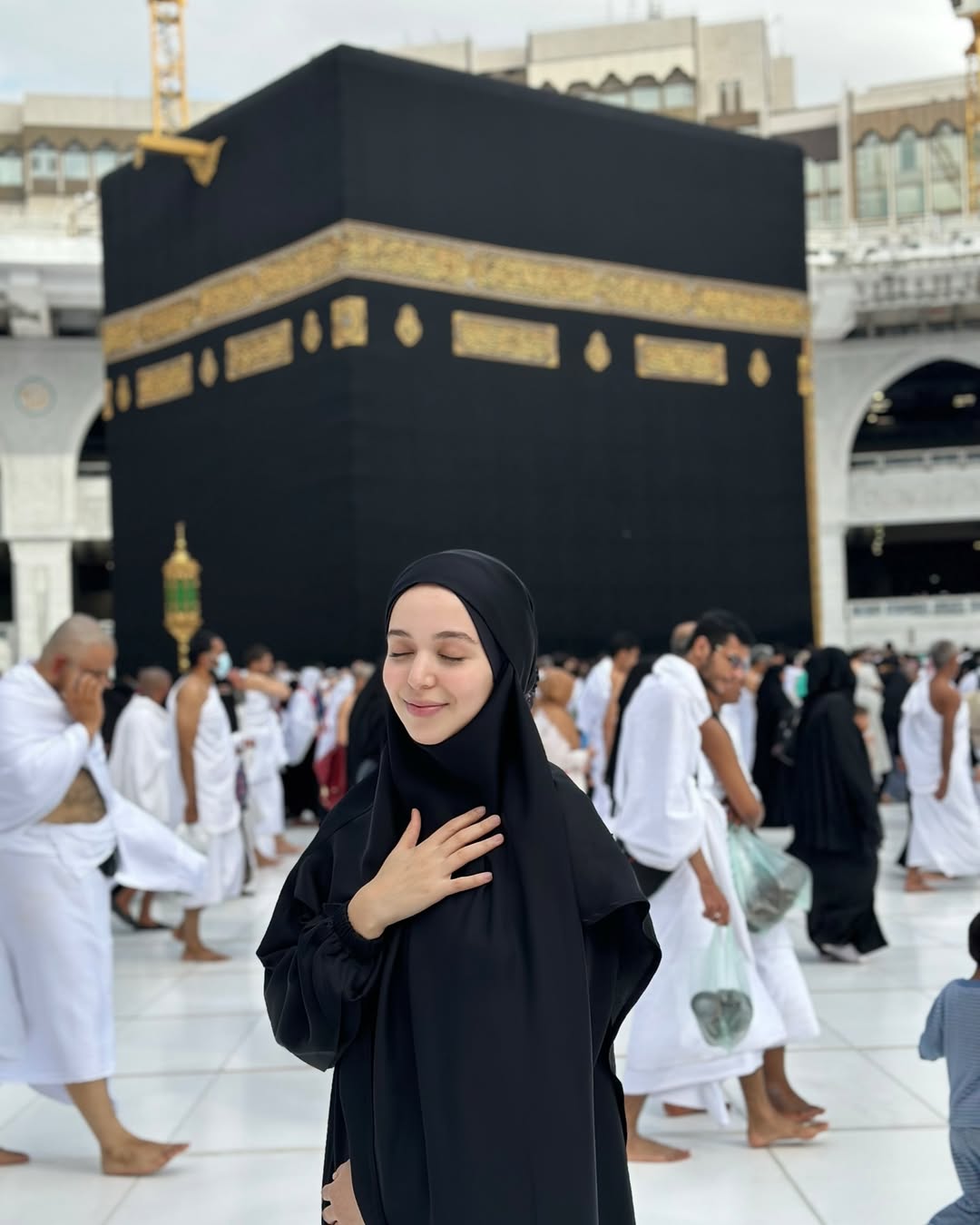 بسم الله الذي لا يُنسى من ناداه، ولا يُخيّب من رجاه…
في رمضان الماضي، وبين زحام الأمنيات والدعوات، كتب الله لي عمرة لم أكن أظن أني سأحظى بها… لكنها جاءت، كهدية من رب السماوات والأرض، في وقت كنت في أمسّ الحاجة للقرب والطمأنينة.
هي "رحلة أحلامي” شاركت معكم تفاصيلها في الستوريات، وسأتركها لكم في الهايلايت.
مكة المكرمة لا تُشبه أي مكان آخر…
هي حضن الروح، ومهبط الطمأنينة.
•في المنشور ١ : قبل أزيد من عامين، التقطت هذه الصورة… ومن يومها، لم أرفع عدسة الكاميرا نحو الكعبة لألتقط معها صورة مجدداً.
•في المنشور ٢ : بعد عامين من الصورة الأولى، وبالضبط في رمضان هذا العام… هنا كلما أنهكني التعب، نظرت إلى الحرم، فإذا بالله سبحانه وتعالى يهبني قوة لا تُوصف..
•المنشور ٣: صورة للحرم الشريف.
وفي الأعلى، سنة 1953،
وفي الأسفل، عام 2025.
من كان يظن قبل عقود، أن بيت الله الحرام سيجمع ملايين الحجاج والمعتمرين من كل بقاع الأرض؟
من كان يتخيل هذا التنظيم، هذه العظمة، وهذه القدرة التي وهبها الله لخدمة ضيوفه؟
فسبحان من عمّر بيته، وفتح أبوابه لعباده.
•في المنشور ٤ : في لقطات الأمطار يوم السادس والعشرين، شعرت أن الله عزوجل يطمئن أرواحنا ويجبر بخواطرنا، ويمطر علينا رحمةً وفرحًا.
•المنشور ٥: في غار ثور، هنا، حيث اختبأ رسول الله صلى الله عليه وسلم مع صاحبه في أحلك لحظات الخوف، لكنهم كانوا في معية الله، “لا تحزن إن الله معنا.
•المنشور ٦: في زحمة الحرم، أحببتُ بشدّة تنظيم الجنود في الحرم المكي،
كيف يتشابكون بأيديهم،
ليُرشدوا المعتمرين والمصلين،
يفرقون بين من يتجه شمالًا، ومن يذهب جنوبًا، لتجنب الاصطدام.
•المنشور ٧ و٨ و٩ و ١٠: فيديوهات من عيد الفطر… في مكة المكرمة العيد مختلف، حيث عشت الكثير من الحب في الله مع جميع الجنسيات ولله الحمد والشكر…
•المنشور ١١: وفي منًى، عشنا لحظة خاصة، تخيلنا لوهلة أننا في زمن الرسول صل الله عليه وسلم ، وتمنيت أن أكون من حجاج بيت الله تعالى، يارب يكتبها لنا اجمعين.
يُتبع..
نصيحة: لكل من يستطيع ماديًا وصحيًا أن يؤدي العمرة أو الحج: لا تؤخروا النية… فالرحلة هذه لا تشبه أي رحلة، والرزق بها عطاء من الله وحده.
اللهم ارزق كل مشتاق🥹🤲
وبارك الله في جهود اخواننا الذين يسهرون على خدمة ضيوف الرحمن 🫶🏻
ولا يزال في جعبتي الكثير…
رحلة العمرة كانت كلها مواقف ومشاهد لا تُنسى،
سأكمل لكم عنها في المنشور القادم، بإذن الله.
يُتبع…
#رحلة_أحلامي #العمرة_في_رمضان #مكة_المكرمة #ضيوف_الرحمن
#العمرة_في_رمضان #طريق_مكة
#المملكة_العربية_السعودية