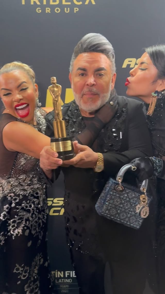 Nuestro padre @andreshurtadooficial acaba de ganar un #MartinFierro hace 7 minutos a “Mejor producción Televisiva” @martinfierrolatinomiami