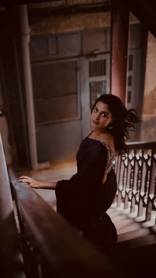 Sang Rasathi unna! 🎤
A song close to my heart🤎
Do you guys like this cover? Comment down below 🤗
Mixing/ Arrangement- @shreenath_mhatre 🎶
Singer- Yours truly! @juiibhagwat
Shot by - @sagarcastic_88 🎥
Original song credits-
Composer- @ilaiyaraaja_offl
Singer- P.Jayachandran
Songwriter- @kavignarvaali
Film- Vaidehi Kathirunthal
.
.
.
#explore #explorepage #fyp #cover #coversong #tamilsong #cover #reelsforyou #ilaiyaraaja #rasathiunna #vintage #juibhagwat #marathiactor #singer