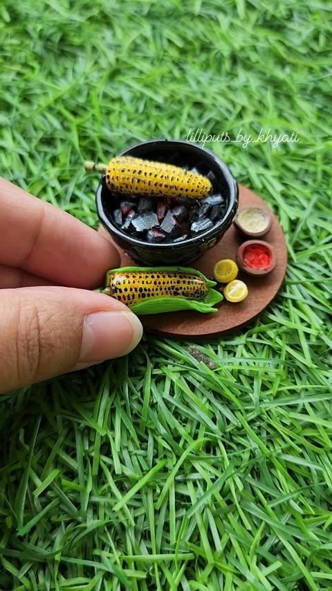 Rainy Season Special 💭💦💗
Bhutta/ Challi miniature fridge magnet 🧲
.
.
.
Dm to know the price 💌
Shipping all over Indian 🇮🇳
#minifood #miniaturesfood #foodminiature #foodblogger #fakefood #indianfood #foodporn #instafoodies #fridgemagnets #miniaturelover #dollhouse #foodphotography #handmadeinindia #madeinindia #supportsmall #smallbusinessowner #lilliputsbykhyati