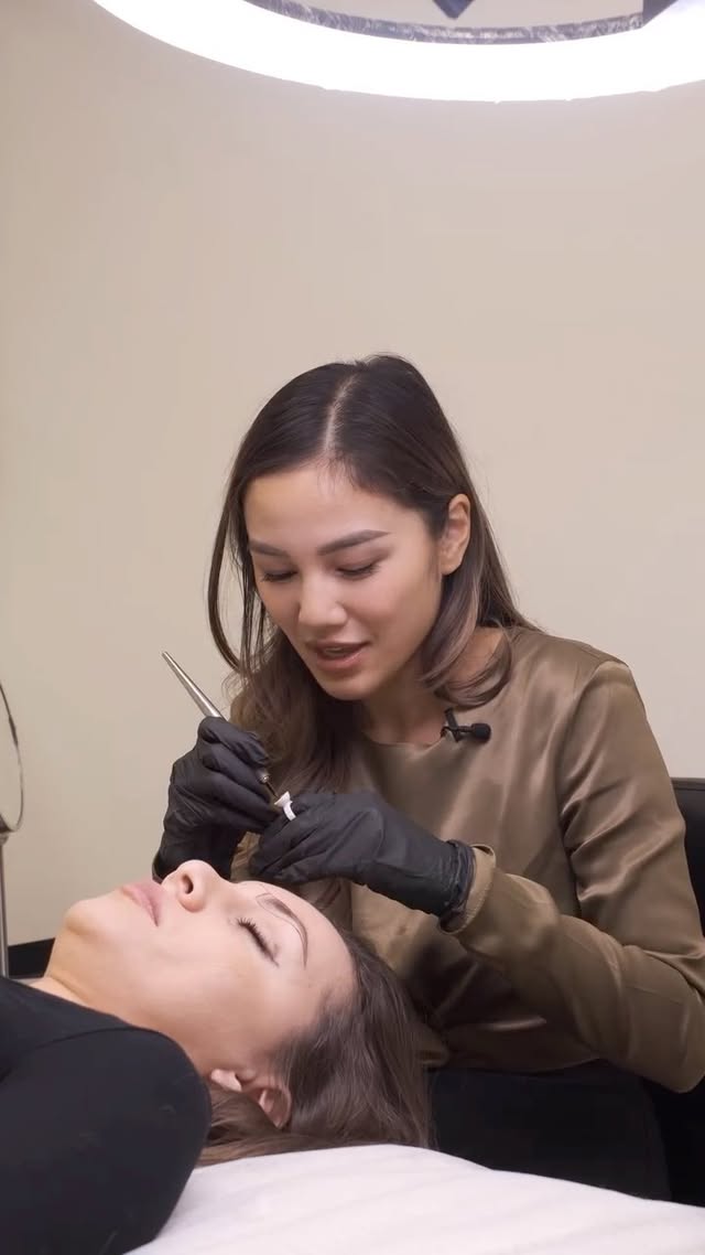 Tentokrát jsme se vypravili za naší brow artistkou Petrou – a to přímo do studia! ✨ Jak probíhá návštěva u nás ve studiu nebo na co se musí dát pozor u diagnostiky smíšené pleti? A co je to vlastně shading? Dozvíte ve videu! 😍
#permanentmakeup #permanenteyebrows #permanentnimakeup #permanentnioboci #oboci #obočí #hairstrokes #microblading #praha #ibstudiocz