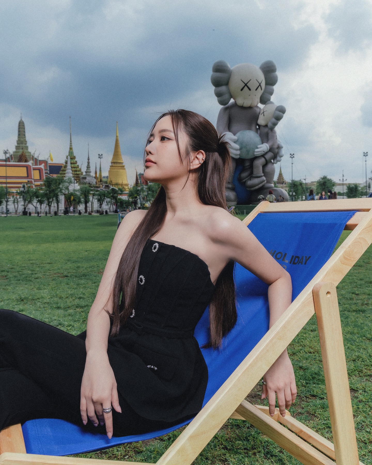 KAWS:HOLIDAY THAILAND
AT SANAM LUANG 🖤✨🌕
#KAWS #AllRightsReserved #CentralEmbassy #KAWSHOLIDAY
