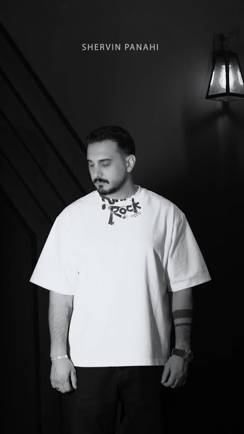 یاروم بیو ...
این یکی از همون آهنگاست که وقتی دلتنگی، فقط صداشو زیاد میکنی و نگاش میکنی... اگه حسش کردی، برای کسی بفرست که یادت افتاد...
ترانه : هومیر
@hoomir.official
ملودی :شروین پناهی
تنظیم :دانیال حسن زاده
@daniyal_hassanzadeh_
گیتار : دانیال مطور
@danyalmatour
تصویر : امید فاطمیان
@omidlb
#شروین_پناهی #موزیک_لری_جدید #احساسی_عاشقانه #دلتنگی