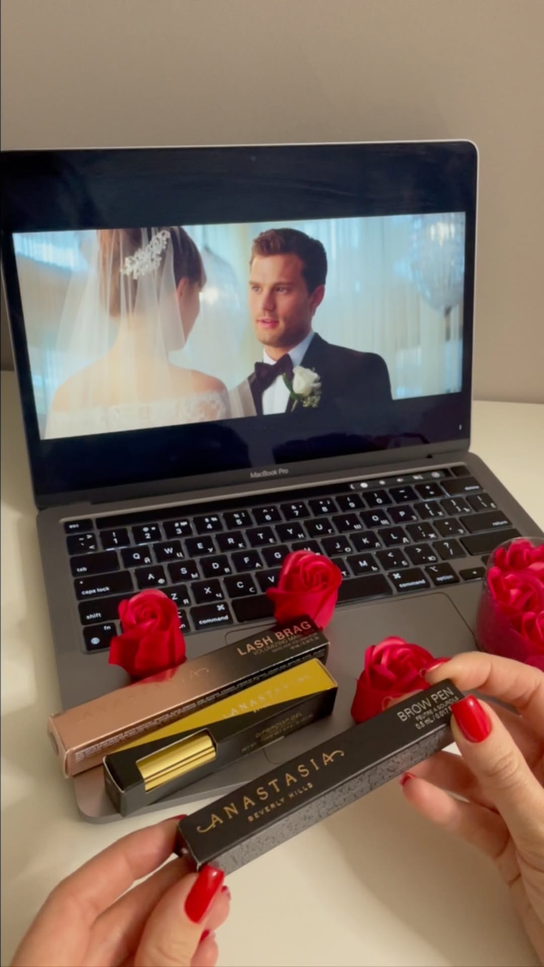 Unpacking Valentine’s Day ❤️
✔️лайнер для бровей, идеально заполняет волоски штрихами , для light варианта , также с помощью лайнера можно нарисовать графичные линии
✔️оттеночный гель для бровей с легкой фиксацией без склеивания, отлично для ежедневного средства
✔️тушь для ресниц с супер объёмной кисточкой
Все продукты @anastasiabeverlyhills 🔝