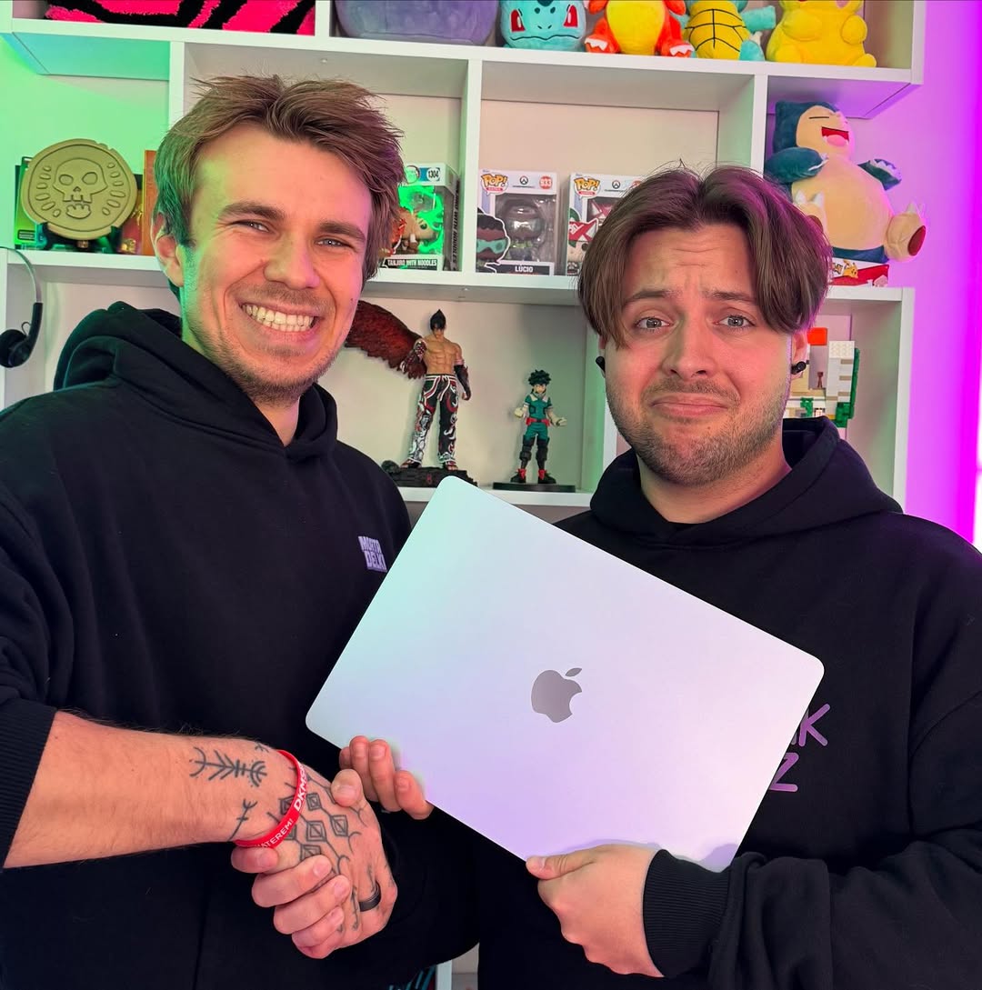 Mamy to kochani!!! Z okazji wbicia 50 000 łapek w górę na filmie Yoshiego. Dnia 16 Maja 2025 roku o godzinie 12:30, doszło do oficjalnego przekazania MacBooka! Paweł jest bardzo wdzięczny!!!! Filip już trochę mniej…