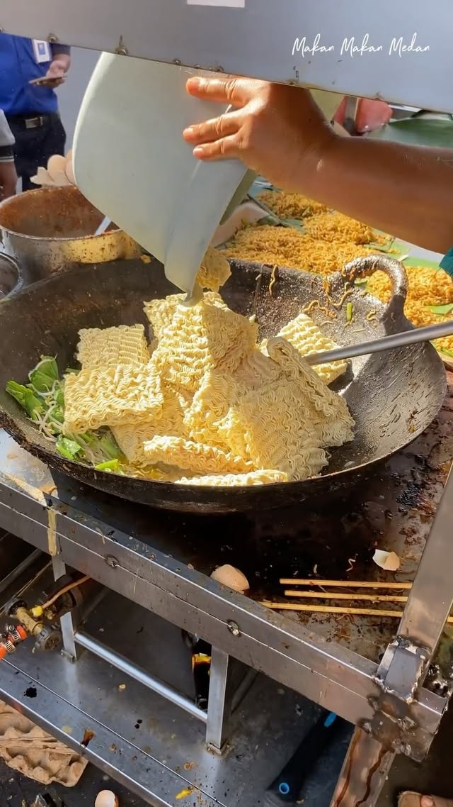 Akhirnya bisa cobain Indomie balap viral !!
sekali masak bisa utk 15 sampek 20 porsi.
setiap hari pasti selalu rame antri disini.
Ada yg langganan disini ??
#makanmakanmedan #mmm #kulinermedan #indomie #indomiebalap #miebalap #mieviral #medanviral #medanhits #sarapan #sarapanmedan