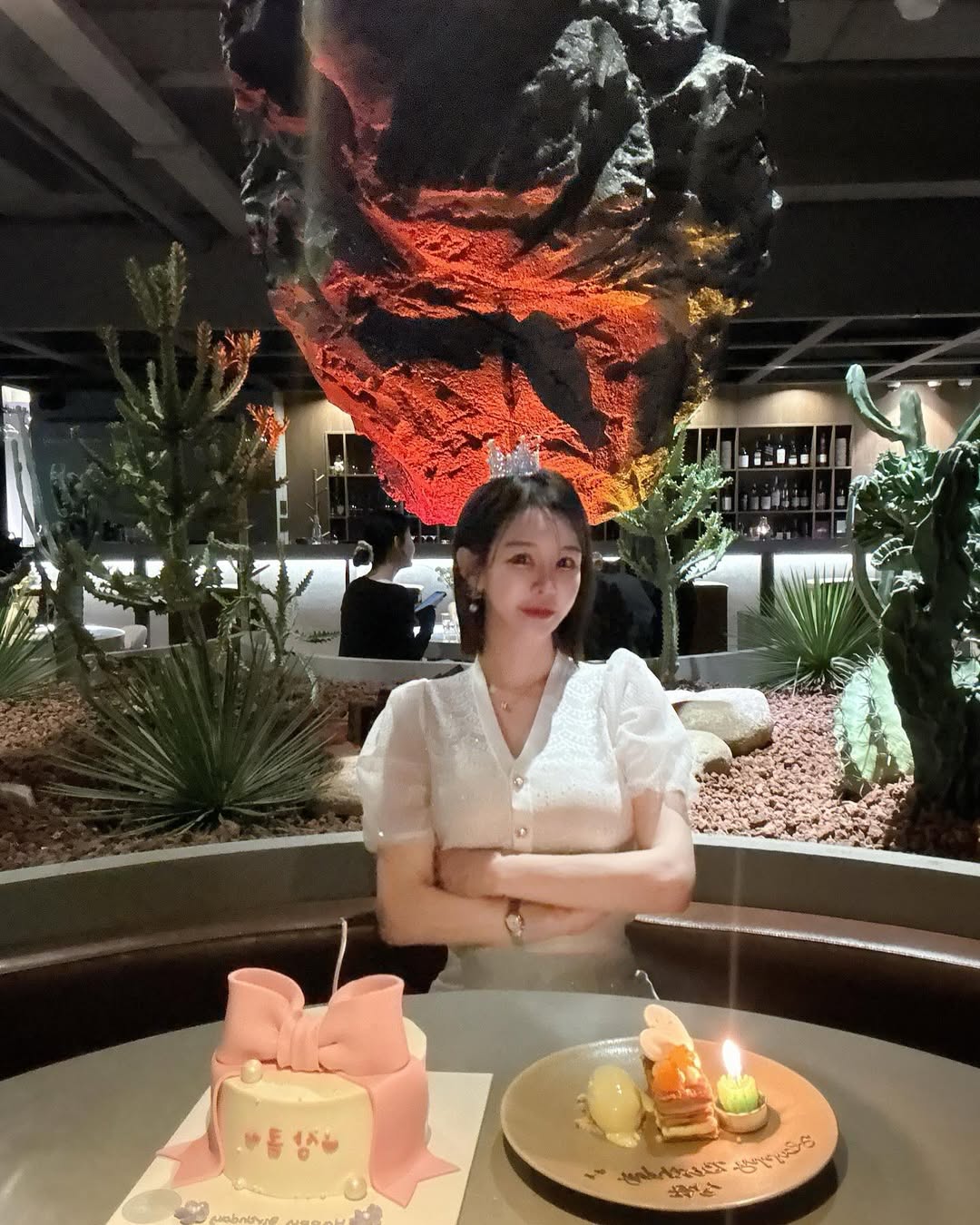 가정의 달 이슈로 너무 정신 없이 일만 하느라 이제야 올리는 5.2일 생일파티 🎂 🎁 우리 여신 멤버들 다들 바쁜데 넘 잘 챙겨주고 함께해서 넘 고맙구 사랑해 ❤️ 좋은인연들과 함께해서 더욱 행복한 생일 🎈 🌸생일 축하해주시고 챙겨준 모든 사람들 다 감사합니다💓 제가더 좋은 사람이 되기위해 노력할게요 🥰 바쁜거 지나면 밀린 일상사진 하나하나씩 공유할게요 📷생파 #hbd #플로리스트일상 #생일 #고마워 #행복 #오랜만의 #셀카 #감사 #인연#내가좋은사람이되어내게좋은사람이오도록 #부르vuur #청담아르쥬