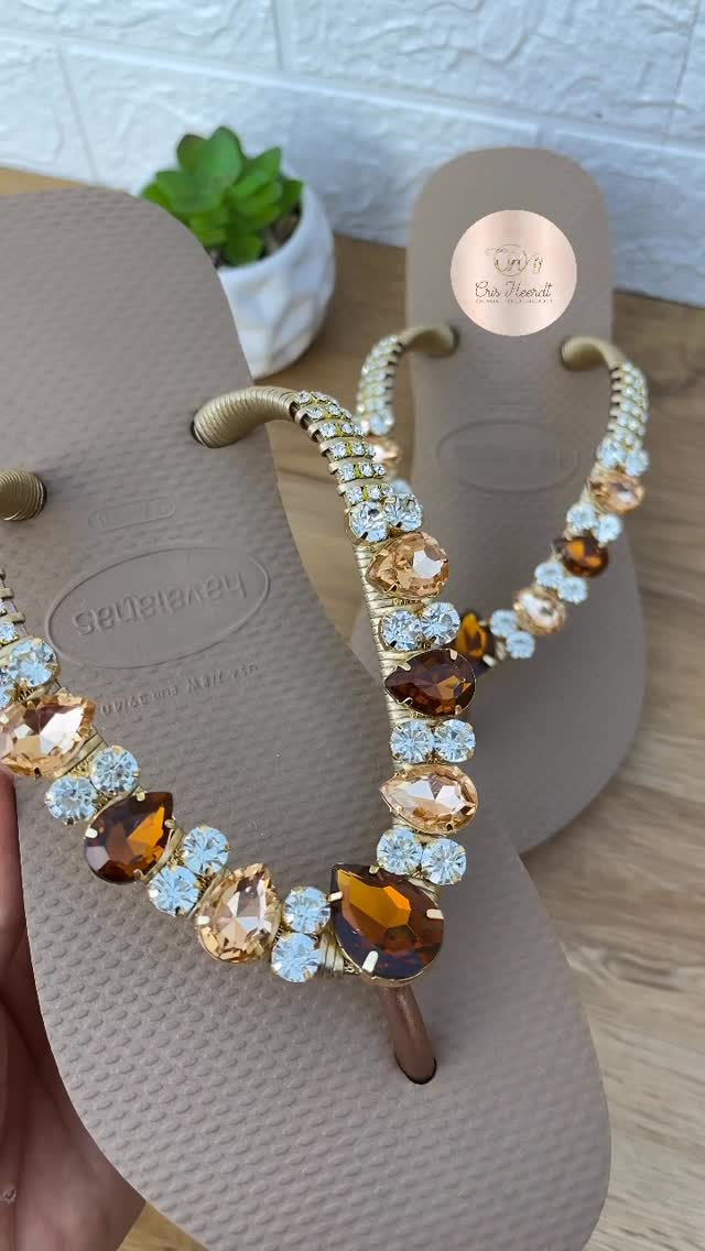 Mais uma lindeza saindo por aqui 😍
Para quem busca conforto e elegância para seus pés ✨
Havaiana na cor rose gold com pedrarias em tons de marrom, super em alta e combina com tudo… Me conta nos comentários se você usaria esse modelo? 👇🏻
Para pedidos e maiores informações me chame no WhatsApp link na bio 😉
