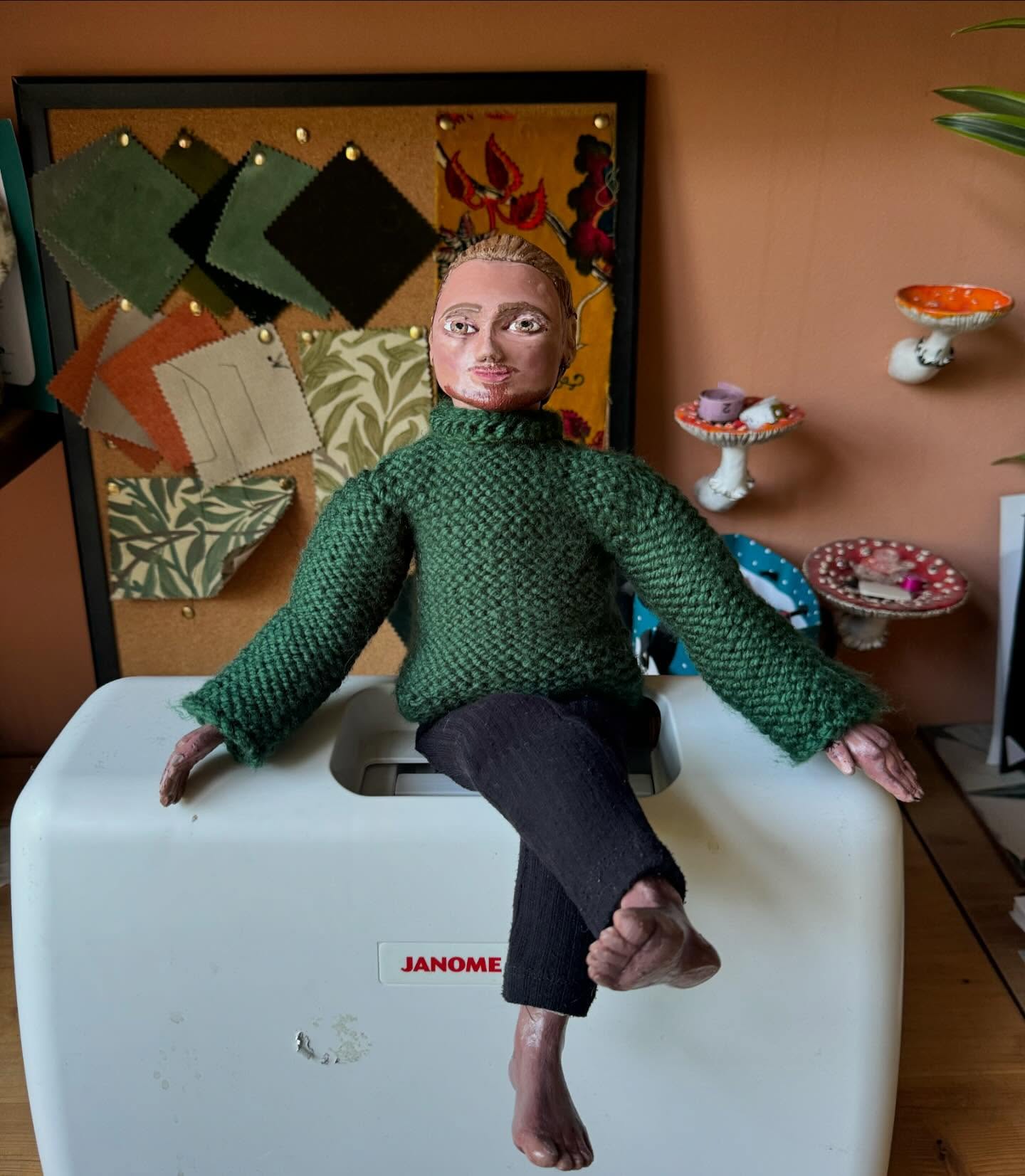 Made a tiny man for my love’s birthday! ♥️ Wrote on Substack about my love of making dolls & the wisdom I gained from this descent into madness 🫠 So pleased I’ve kept this blog going for over a month now 🥳 Link in my bio to subscribe!