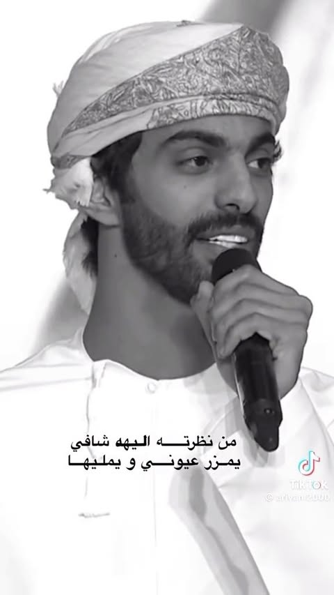 .
لي يـديله أسمر وظـافي
من لبوب الوشي يكسيها