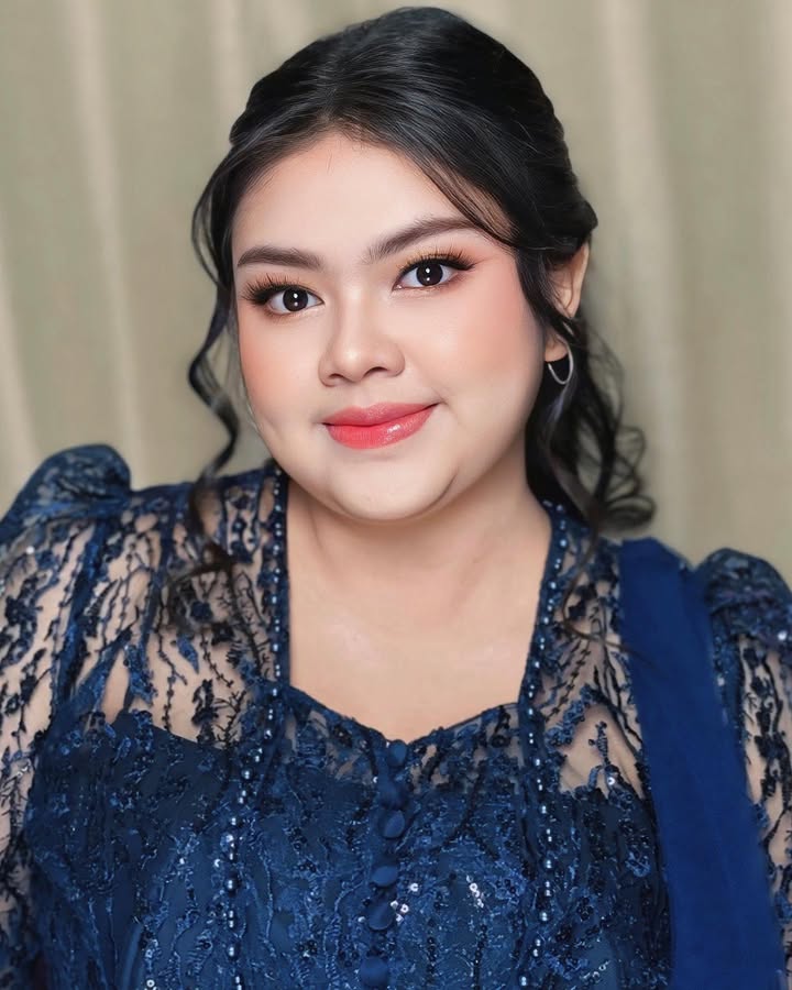 Vadne ✨
Complexion : @muaq.id @chanelofficial
Eyebrow : @browit.id
Highliter : @diorbeauty
.
Makeup @nazrenchenmua
Hairdo @anisvyro.hijabhairdo
#MUAmalang #nazrenchenmua #makeupartistmalang #graduationmakeupmalang #makeupwisudamalang #muamalangrecommended #makeuplamaranmalang #periasmalang #partymakeupmalang #makeupmalangmurah #preweddingmakeupmalang #weddingmakeupmalang #hairdomalang #muamalang #makeupsurabaya #makeupbanyuwangi #weddingmalang #makeuppengantin #makeuppengantinmalang #makeupflawlessmalang #makeupmalang