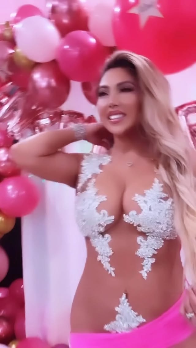 I wish that I could have this moment for life.💕✨
10/3 🥳 #Houston Birthday trip with my besties. 27 years of loving friendships. These women traveled to Houston from #California #NewYork #Colorado #Minnesota #LasVegas & #Michigan just to share my special day. It was such beautiful bonding weekend. Nothing could have possibly made this trip any better. I love you ladies.
No judgement, no competition amongst real friends. Thank you for being my sisters & loving me unconditionally 💖 I absolutely adore each & everyone of you! #Lifers 💕
A special shout out:
@jlorrainedesigns for my badA$$ FIRE fit 🙌🏽❤️
We balled out harder than any men I know.
Special thanks for the hospitality:
@babylon.htx
@sekaihtx
@champmanandkirby
@theaddresshtx
#GirlsTrip #Bestie #Libra #Houston #birthdaygirl #Bestfriends
#ValorieDash ❤️
I DON’T OWN THE RIGHTS TO THIS MUSIC!