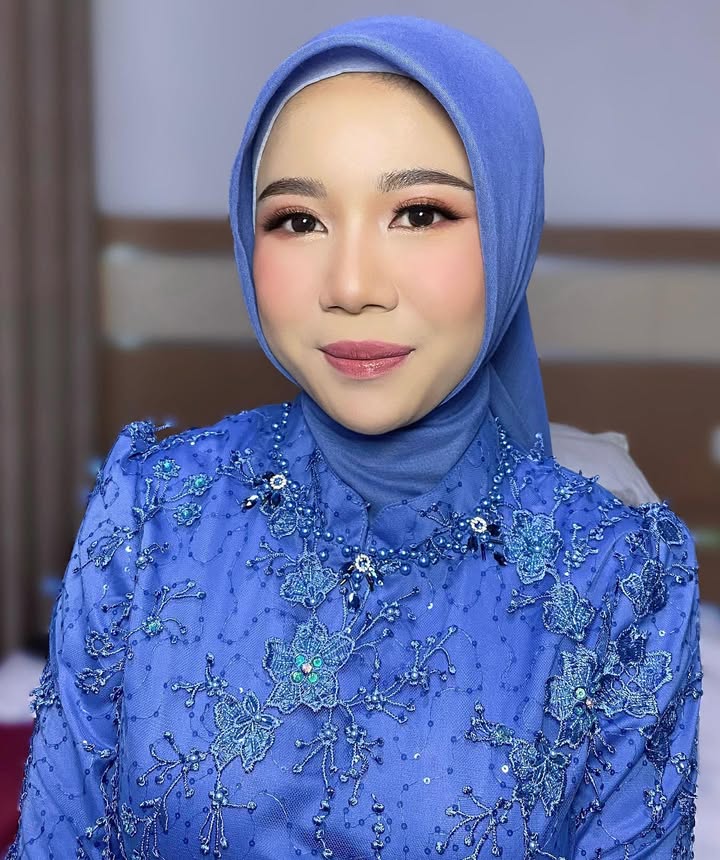💙 Yuandina✨
.
Complexion : @muaq.id @chanelofficial
Eyebrow : @browit.id
Highliter : @diorbeauty
.
Makeup @nazrenchenmua
Hijabdo @hijabdobyvelsa
#MUAmalang #nazrenchenmua #makeupartistmalang #graduationmakeupmalang #makeupwisudamalang #muamalangrecommended #makeuplamaranmalang #periasmalang #partymakeupmalang #makeupmalangmurah #preweddingmakeupmalang #weddingmakeupmalang #hairdomalang #muamalang #makeupsurabaya #makeupbanyuwangi #weddingmalang #makeuppengantin #makeuppengantinmalang #makeupflawlessmalang #makeupmalang