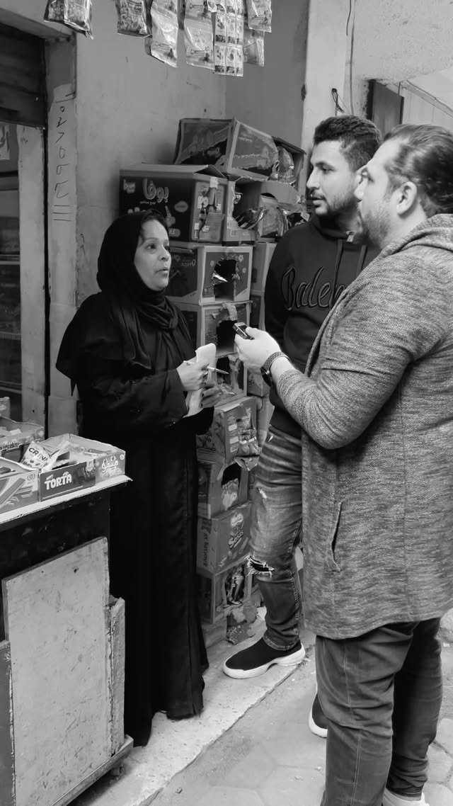 سددنا ديون الشارع .
.
في الاماكن الشعبيه بيبقي في كشك او محل صغير بيشتري منه الناس ، واللي مش قادر يدفع بيدون الحاجه في كراسه ، ولما ربنا يرزقه يسدد ديونه اللي ف الكراسه .