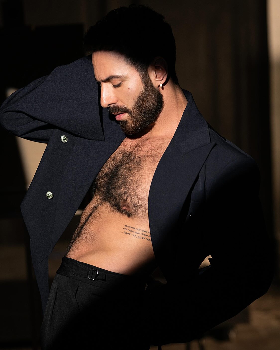 El sueño es el camino. @revistainfluencer
.
Stylist: @enricobompani
Photo: @antonioydanielphoto
Saco: @victoralamos.men
Pelo: @fabrizzioespinosa