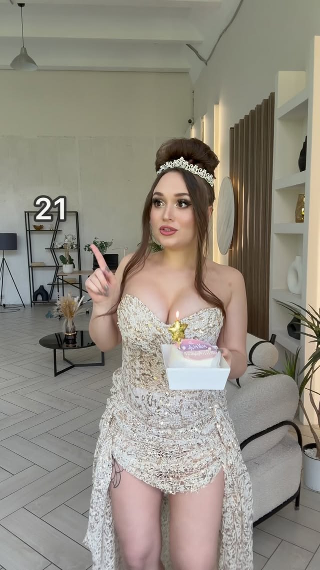 Добавляйтесь в честь моих 29 🥹подкрались незаметно, встречаю с улыбкой и гордостью) В полном счастье и спокойствии, с невероятной благодарностью ко всем, кто меня окружает, спасибо за теплые слова и поздравления 💕
Платье от @srazi_napoval_