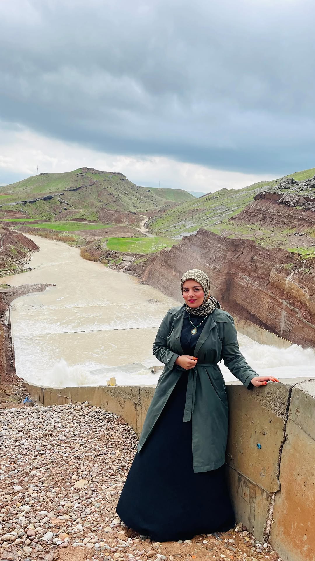  من لە خۆشەویستیام لەگەل باران لەگەل ئاسمانی شینی بە هەور داپۆشراو لەگەل شەوی تاریک و مانگی تەنها و ئەستێرەکان لەگەڵ جریوەی بەیان و هاژەی ئاو رووبار و شەپۆلی دەریاکان من لە خۆشەویستیدام لەگەل شاخ و کێو درەختەزەرد و سەوزەکانی پایز و بەهار من لە خۆشەویستیام لەگەل سروشت لەگەل هاژەی کانی و گولالە سورەو نێرگزی بەهار خشەی گەلاکان شنەبای سپێدەو دەنگی لورەی گورگوو ڕاکردنی ئاسکەکان من ئاشقی مالێکی کۆنی بناری قەندیلم لە گوندێکی دورەدەست دایە حاجیەک بانگ ئەکات کیژێ هۆ هۆ کیژێ چایەکی گەرمم بۆ بێنە٠٠٠
نوسین : ئیمان صلاح
رێکخستنەوەو خوێندنەوەی : پەری کاوە
@paryy.kawa
