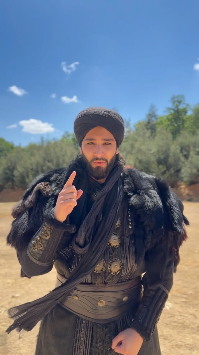 انضمامي إلى مسلسل صلاح الدين الايوبي
من سنين وإنتو معي… خطوة بخطوة، حلم بحلم،
وصدقًا، لولاكم بعد الله، ما كنت وصلت لهون
كبرت فيكم، وتعلمت منكم، وكل دعم، كل كلمة، كل لحظة، كانت سبب
اليوم خطوت خطوة جديدة… بس الأكيد إنها مش بسيطة
طلعت وأنا حامِل شي كبير… ومش أي حدا بيحمله
يمكن أكون أول فلسطيني بيوصل لهالمكان، بس أكيد ما كنت لحالي… كنتوا معي، بقلب الحدث، جوّا كل لحظة
شكراً من القلب… ولسا الجاي أجمل 🤍
#SelahaddinEyyubi
#TRT1
#TarihiDizi
#SanatBirMesajdır
#Kudüs
#KalptenBirAn
#selahaddindizi
@selahaddindizi
@sedatinci
@emrekonuk
