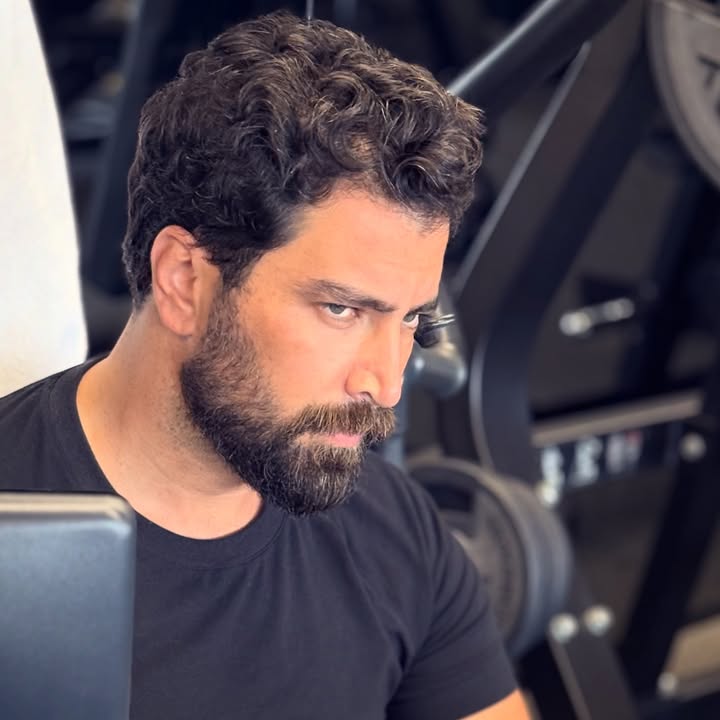 ما بمشي ورا الضو…
I walk so the light follows me
#MotasemAlNahar
#PowerMove
#LeadTheWay
#AlphaEnergy