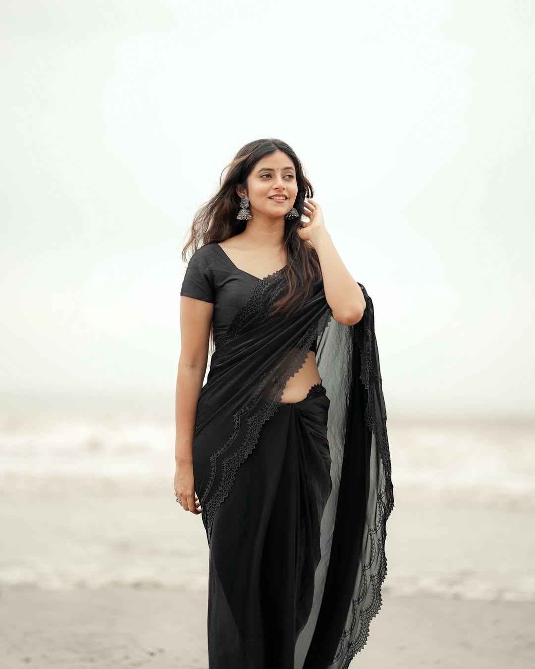 “हवा की चाल से बातों का रंग बदल जाता है…🖤
#BeachVibes #DesiElegance #SimplicitySpeaks #IndianBeauty #instapic #instagram
📸 : @rohit__photography____