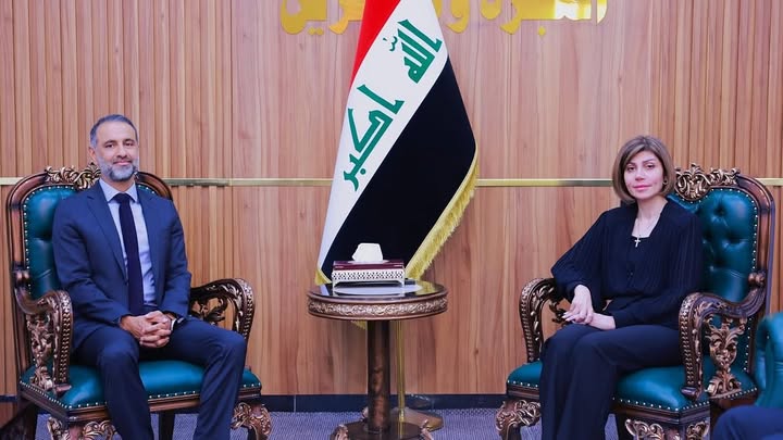 وزيرة الهجرة والسفير البريطاني يبحثان سبل دعم النازحين والعائدين وتعزيز التعاون الثنائي
استقبلت وزيرة الهجرة والمهجرين السيدة إيڨان فائق جابرو، في مقر الوزارة وسط بغداد، سعادة سفير المملكة المتحدة لدى العراق السيد عرفان صديق، لبحث آفاق التعاون المشترك بين الحكومتين العراقية والبريطانية، للنهوض بواقع فئات عناية الوزارة.
وتناول اللقاء، مناقشة الأوضاع الإنسانية للنازحين والعائدين، إلى جانب أوضاع العائلات المقيمة في مركز "الأمل" لإعادة التأهيل المجتمعي، وآليات تحسين الخدمات المقدمة لهم، كما تم التطرق إلى التحديات التي تواجه العراقيين في الخارج، والسبل الكفيلة بمعالجة قضاياهم، بالإضافة إلى مناقشة الواقع الخدمي في قضاء سنجار وسبل تطويره.
وأعرب السفير البريطاني خلال اللقاء، عن تقديره للجهود التي تبذلها الوزيرة في إدارة ملف النزوح، مؤكداً استعداد حكومة بلاده لتقديم الدعم اللازم للعراق في مجال إغاثة النازحين وتعزيز الاستقرار المجتمعي.
المكتب الاعلامي
19_حزيران_2025
