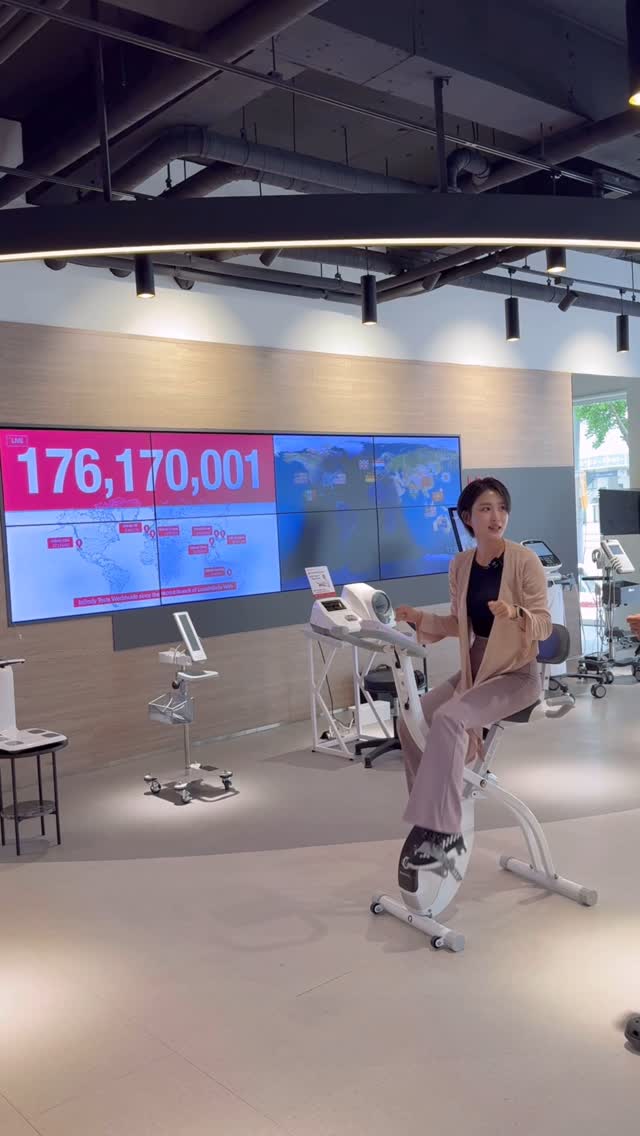 .
역사적인 날은 릴스로 남겨야지😎
#쑤샘 X #인바디
너무 짧았던(?) 70분 ㅋㅋㅋㅋㅋ
24시간 라방 없냐며 마무리했던 우리…? ㅋㅋ
본론으로 돌아와서요~
구매하실분들 위해서 스펙 잠시 소개해드릴게요🙌🏻
✨H30
- 블투 / 와이파이 두 가지로 나뉨 (무조건 와파 강추)
- 상하체 불균형 측정
✨H40
- 와이파이 모델(20명까지 사용자인식 가능)
- 상하체, 좌우 불균형 측정
- 다리 근육 레벨 측정
- 신체균형 평가
지방 근력 기본적인 데이터는 당연히 포함인거구요
특징들만 간력하게 적어봤어요
그리고 제가 개인적으로 너무 신기했던 부분이 바로 사용자인식인데요
여기서 질문!
Q. 나랑 키와 몸무게가 똑같은 사람이 올라가면 기계가 어떻게 알아맞추나요?
A. 인바디가 세부적인 측정값을 기억하고 있다가 사용자를 인식합니다
기계 하나 가지고 온 가족이 뽕 뽑아버렷🔥