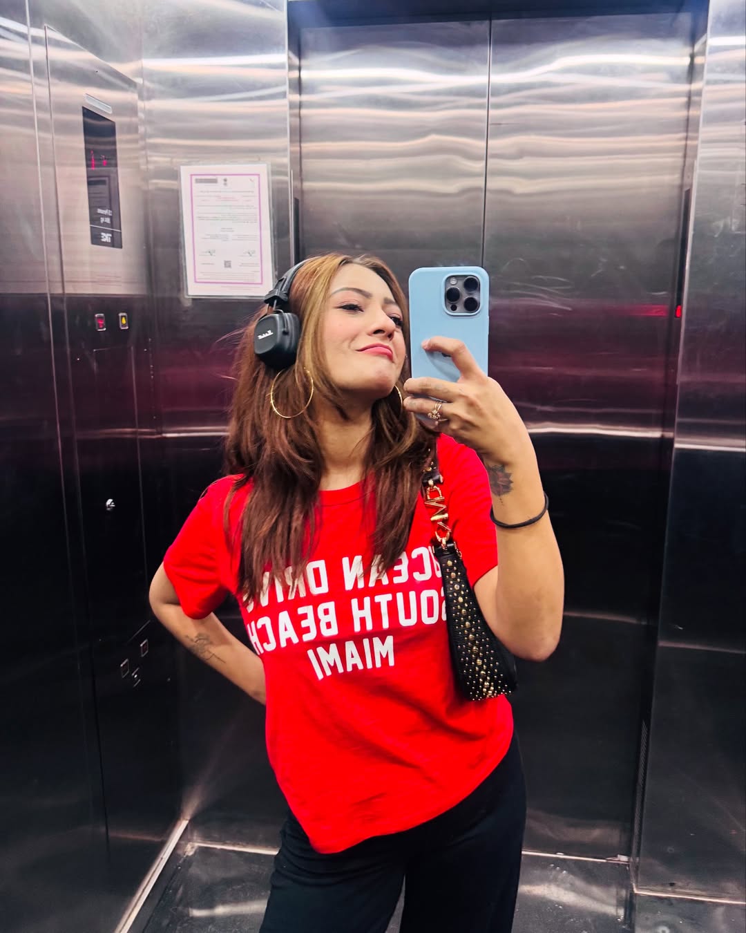 Bunch of lift mirror selfies🤣🫶🏻
Btw which one did you like the most?🥰❤️