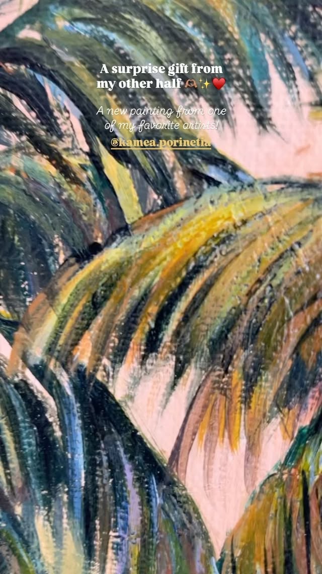 Saturday night we went to @taianapa_concept_house_moorea for a rum tasting evening. I saw this painting in the art corner, one of the latests from one of my fav artists and amazing person @kamea.porinetia ♥️ I marveled at it for quite some time. My other half only said “this would look good at home” and we called it a night. Last night I walked into our home office to find this beauty sitting on our desk in bubble wrap. I am beyond lucky and I’m so grateful to be surrounded by so much love. Thank you @kamea.porinetia, let’s do the special commission soon ✨🫶🏽