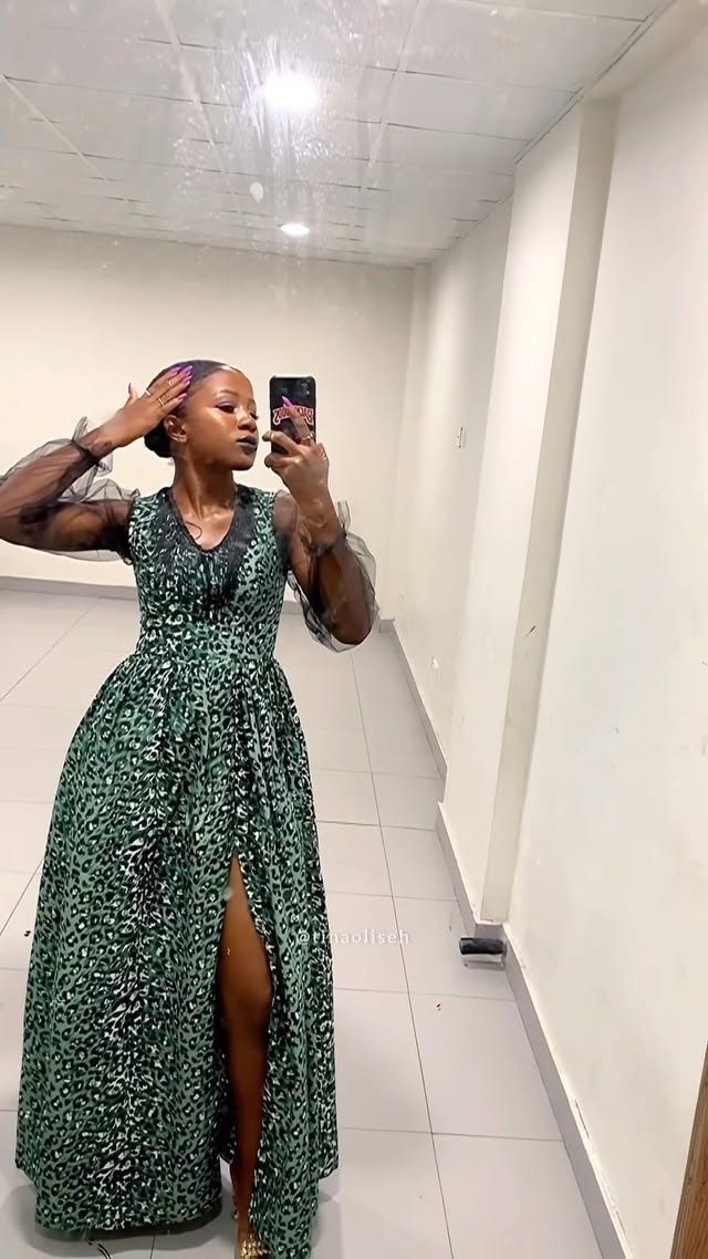 I am so bad at uploading things at the right time🤣
Been a week but thank God i finally shared this😌
… @amaawards_ was such a beautiful and funfilled experience 🌹
My love for the black lippie😍