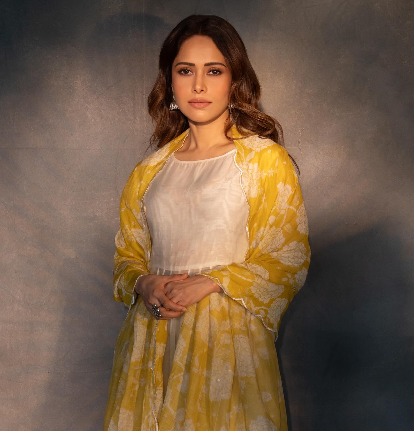 Baarish ka mausam hai.. Dupatta sambhalun ya Dil ? 🌧️💛
Outfit @paulmiandharsh
Earrings @binniswardrobe
Ring @mortantra
Stylist @nidhijeswani
Assisted by @hritika.naik
HMU @vardannayak @cheemabaljit2
Photographer @miteshsphotography