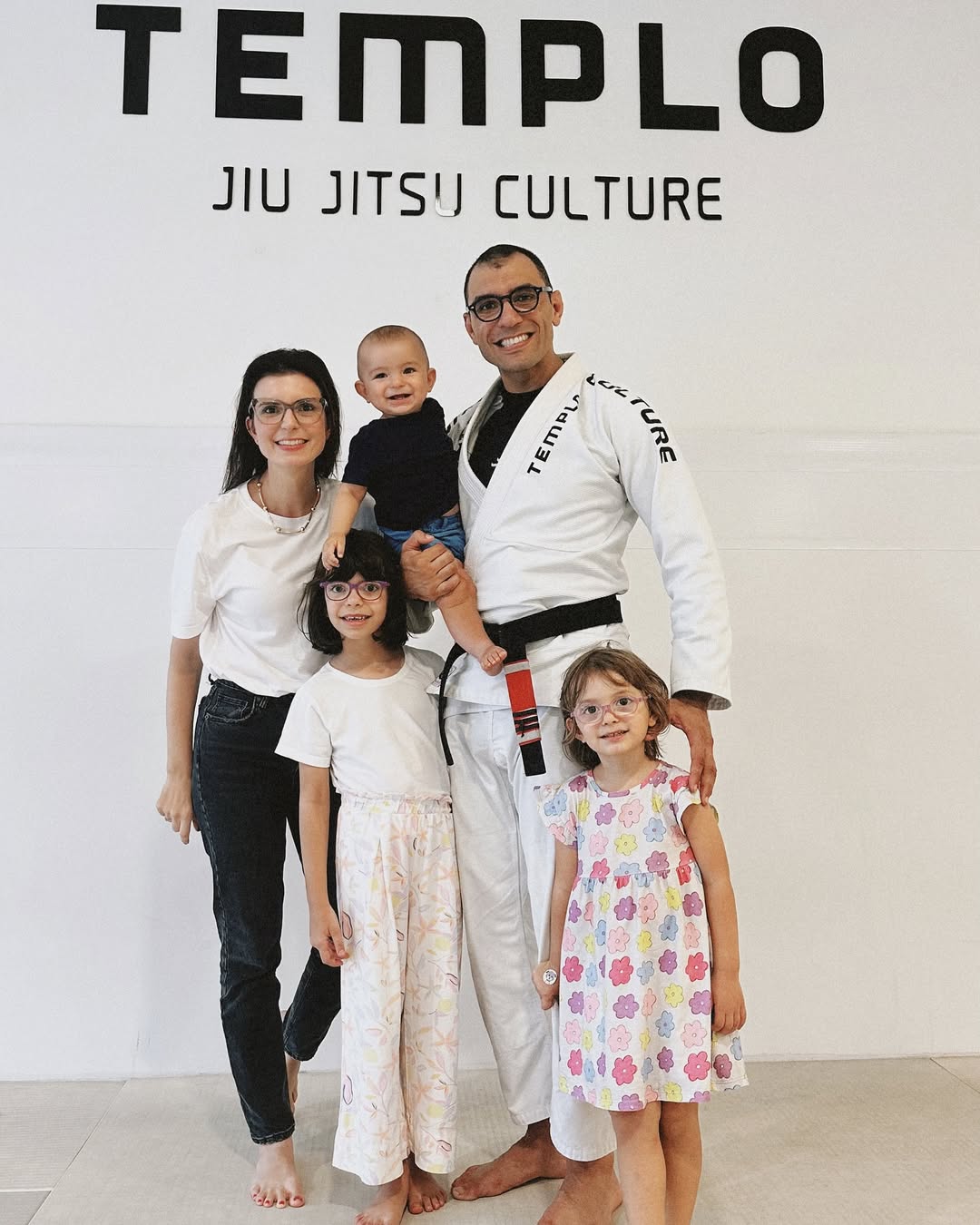 Minha base mais sólida não é uma posição de Jiu-Jitsu. É a minha família.❤️ @andrearahalnutri
.
#família #jiujitsu