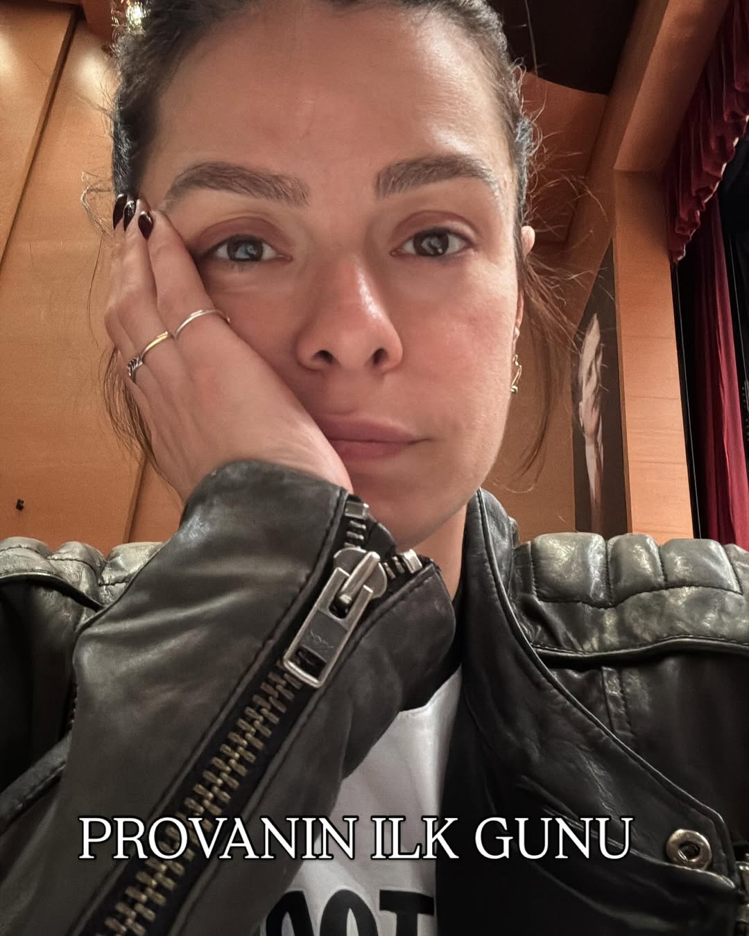 Bugüne kadar hiç bilmediğim bir hazzı bana hayallerimin de ötesinde yaşatan bütün birleşenlere teşekkür ederim! Bursa, İzmir ve dün akşam İstanbul prömiyerinde bizi yalnız bırakmaya izleyicilere teşekkür ederim! Dora’ya gelince… Oynadığım her karakteri anlamaya çalıştım hep. Onlari önce ben seveyim ki izleyici de sevsin diye düşündüm ve bugüne kadar hep elimden gelenin en iyisini yapmaya çalıştım. Sadece bir oyuncu olarak değil, insan olarak da… Ama Dora! Ben seni çok sevdim ve “küçük de olsa niyetlendiğin her şeyi başardığın”, hayallerini önce inşa etmekten sonra da gerçekleştirmekten korkmadığın bir yerde olduğunu diliyorum 💛